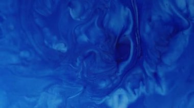 Islak akrilik. Boya emülsiyonu. Sanat mavisi damlalar yüzeye dökülür. Sıvı boya sızıntısı soyut arka plan dekoratif girdap sıçraması.