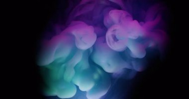 Sis fırtınası. Dumanı karıştır. Siyah bulanık dokuya dökülen mor yeşil boya sıvısı. Sanat karışımı neon rengi soyut akış odaklı olmayan çerçeve arkaplanı.