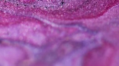 Parlak parçacıklar sıvısı. Parlak mürekkep dalgası. Odaklanmamış pembe renk parıldayan desen boya karışımı hareket soyut sanat arkaplanı.