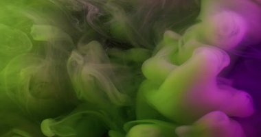 Renkli sis. Pigment dalgası. Neon mor boya sisi suda çözünüyor. Gizemli parlak duman soyut çözülmüş girdap karışımı arka plan.