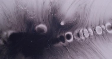 Grunge damlası. Islak kağıt mürekkebi. Siyah pigment sıvısı beyaz arkaplanı düşürür. Gri, kirli, dökülen kontrastlı leke, soyut, bulanık doku..