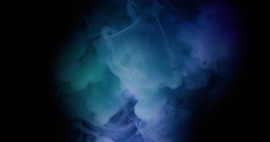 Duman girdabı. Boya buharı. Mavi menekşe rengi buhar pigmenti siyah çerçeveye dökülüyor. Soyut sanat sıvısı. Odaklanmış su sıçraması..