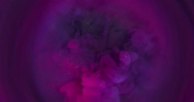 Parıldayan duman. Sanat buharı. Mor mor, pırıl pırıl, dumanlı, neon boya karışımı. Odaklanmamış renk mürekkebi soyut arkaplanı sıçratır.