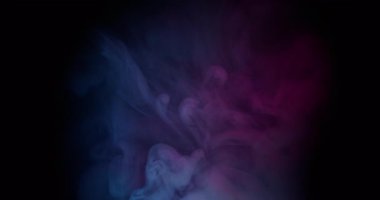 Duman girdabı. Boya buharı. Siyah çerçeveye dökülen mavi mor buhar pigmenti. Soyut sanat sıvısı. Odaklanmış su sıçraması..