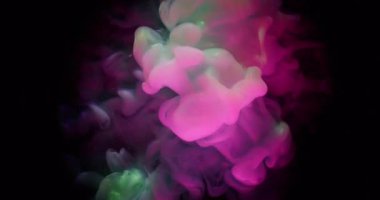 Bulut sıçraması. Neon mürekkebi. Pembe yeşil dumanlı patlama. Sanat sıvısında karışan kıvrımlı kıvrımlı renk. Siyah çerçeve soyutlanmış arkaplan.