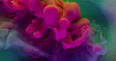 Dalga sisi. Duman spreyi. Turkuaz sıvıda parlak pembe sıvı patladı. Resim, neon rengi üzerinde fırıl fırıl fırıl döner. Odaklanmış su soyut arkaplanı..