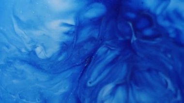 Boya sızıntısı. Sıvı sıçraması. Sıvı sanat, kaynamış beyaz mavi dalga emülsiyon parçacıkları diş minesi yüzeyi mermer soyut arka plan döker.