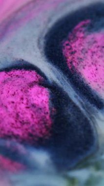 Dikey video. Enamel karışımı. Sanat tepkisi. Pembe pigmentin beyaz diş minesi yüzeyinde ortaya çıkması. Mermer, dalgalı kıvrımlı pırıltılar saçar. Parlak toz sızıntısı olur..