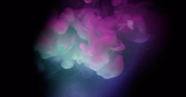 Bulut sıçraması. Neon mürekkebi. Mor yeşil dumanlı patlama. Parlayan sıvıyla harmanlanmış renk. Siyah çerçeve soyutlanmış arkaplan.