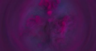 Sis fırtınası. Dumanı karıştır. Pembe mor menekşe boya sıvısı çözünmüş sıvıya dökülüyor. Sanat karışımı soyut akış soyut çerçeve arkaplanı parıldıyor.