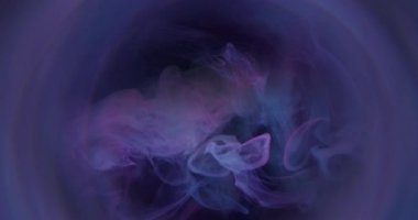 Sis boyası. Odaklanamayan akış. Bulanık yuvarlak çerçevede renk buharı karışım akışı. Mor menekşe boya girdaplı su soyut arkaplan.