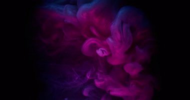 Sis dalgası. Köpüklü sıvı. Siyah arka planda mor duman spreyi fırtınası. Neon rengi sıvı boya soyut bulanık su sıçraması.