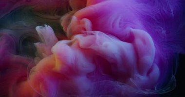 Duman girdabı. Boya buharı. Pembe renkli buhar pigmenti siyah arka plana dökülüyor. Soyut sanat sıvısı odaklanmış bulut sıçraması.