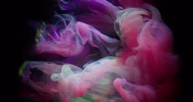 Renkli sis. Yanardöner dalga. Neon parlak boya sisi suda çözülüyor. Siyah arkaplan gökkuşağı parıltısında parlak duman soyut bulanıklık karışımı.