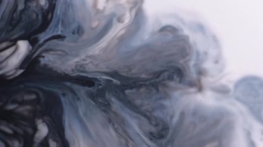 Pigment karışımı. Sanat dalgası. Kirli mor sıvı yüzeyden fışkıran gri siyah mavi. Odaklanamayan grunge şekilsiz nokta nemi soyut arkaplan.