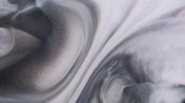 Pigment dökülmüş. Grunge akışı. Gri mavi mermer sıvı mor, nemli ve soyut arka plan yüzeyine yayılır. Odaklanamayan siyah çamur sızıntısı.