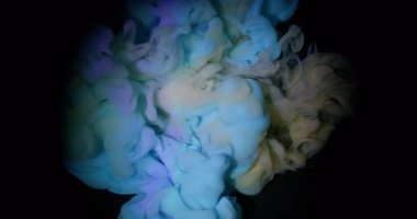 Bulut sıçraması. Buharı boya. Sanat sıvısında karıştırıcı mavi sarı dumanlı patlama. Siyah çerçeve soyutlanmış arkaplan.