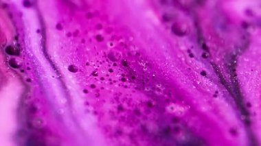 Köpüklü karışım dökülmüş. Mürekkep dalgası. Odaklanmamış morumsu pembe renkli yağlı boya karışımı akış akışı soyut sanat arkaplanı.