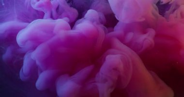 Dalga sisi. Duman spreyi. Sıvıda mor pembe sıvı patlaması. Resim sıçraması çözünen renk çözünmüş neon su soyut arkaplanı.