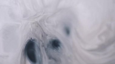 Karışım sıvısı. Kaynar boya. Sıvı sanat volkanı mor gri mavi siyah emülsiyon diş minesi yüzey mermer dokusu soyut arkaplan açıcı üzerine boya döker..