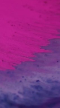 Dikey video. Boyayı yayıyorum. Pembe genişleme. Geniş renkli boya tozu. Gölge değişimi sanat parçacığı difüzyonu opak sıvı kombinasyon dekoratif ıslak taşma ile.