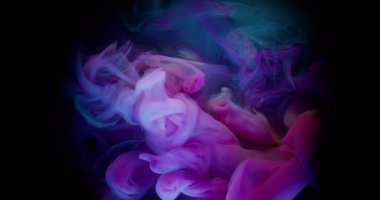 Gökkuşağı dumanı. Sanat buharı. Renkli fantezi dumanı akışı titreşimli boya karışımı. Odaklanmamış mor mürekkep soyut siyah arkaplan sıçratır.