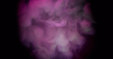 Sis fırtınası. Dumanı karıştır. Pembe yeşil boya sıvısı siyah bulanık dokuya dökülüyor. Sanat karışımı renk soyut akış çözünmüş yuvarlak çerçeve arkaplanı.