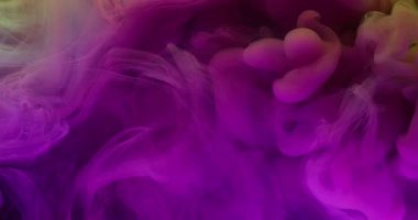 Parlak duman. Pigment akışı. Odaklanmamış arka planda pembe mor boya patlaması. Canlı renk esintisi soyut sis çözen sanat bulutu.