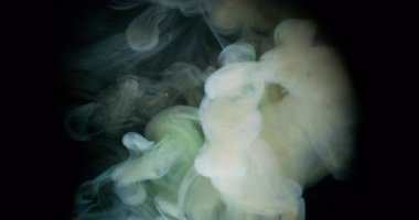 Sis dalgası. Köpüklü sıvı. Siyah arka planda beyaz yeşil duman spreyi fırtınası. Renkli sıvı boya soyut bulanıklık suya sıçrar.