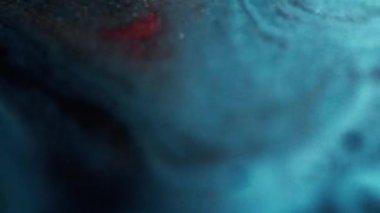 Köpüklü karışım, parlayan mürekkep dalgası. Odaklanmamış kırmızı renk yağ dokusu boya karışım hareketi soyut sanat arkaplanı.