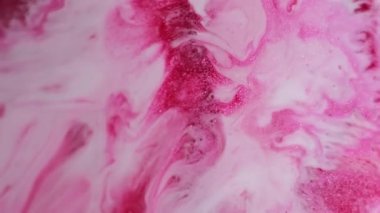 Mermer dalga. Parıltı akışı. Beyaz pembe kırmızı karışımlı sıvı pigment dokusu girdaplı parlak metal cilası parçacıkları mürekkep soyut arkaplan bulanıklığı.