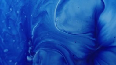 Pigment sızıntısı. Mavi sıçrama. Akrilik dokuya yayılan canlı mürekkep sıvısı. Jel akışı soyut arkaplan çözünmüş karıştırma emülsiyon açıcı.