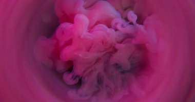 Renkli sis. Parıldayan dalga. Neon parlak boya sisi menekşe suyunda çözülüyor. Pembe duman soyut bulanık karışık yuvarlak çerçeve arkaplanı.