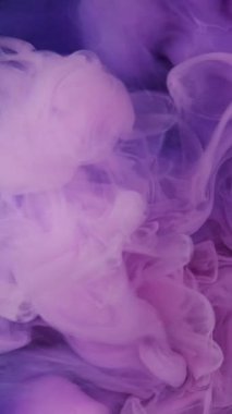 Dikey video. Patlama bulutu. Boya suyu sıçraması. Mavi mor renkli su altı mürekkebi. Sis bulutu. Yüzen doku dalgası soyut arkaplan..