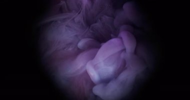 Bulut mürekkebi. Parıldayan sis. Parlak sisli emülsiyon renk pigmentini yuvarlak bulanık siyah çerçeve arka planında harmanlıyor. Mor gri soyut akış.