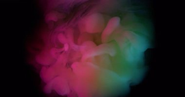 Hipnoz sıvısı. Renkli sis. Pembe yeşil neon bulutu siyah çerçeve arka planına yayılıyor. Mürekkep karışımı mistik çözünmüş sıvı..