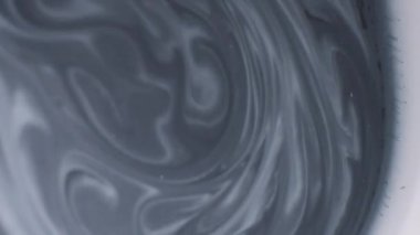 Katmanlı mürekkep. Boya genişlemesi. Gri, mavi mermer sıvı mor, nemli, soyut arka plan yüzeyine yayılır. Tek renk çözünmüş serpinti..