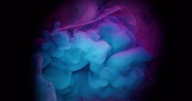 Hipnoz sıvısı. Renkli sis. Siyah çerçeve üzerine dökülen mavi mor bir girdap. Mürekkep karışımı parlayan partiküller çözünmüş sıvı.