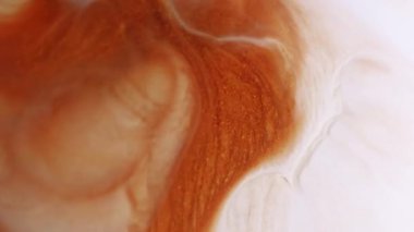 Boya karışımı. Sıvı sıçraması. Turuncu beyaz emülsiyon dökülmüş diş minesi lekesi desen mermer hareketli soyut sanat arkaplanı.