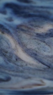 Dikey video. Akrilik taşması. Mermer diş minesi. Eskimiş boya. Altından yapılmış renkli mürekkep, dalgalı taş desenli, sanatsal kıvrımlar..