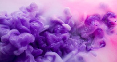 Bulut karışımı. Dalga sisi. Akışkan mürekkep fantazisi renkli su altı girdabı. Mor pembe menekşe soyut ışıltılı sıçrama odaklanmış arka plan.