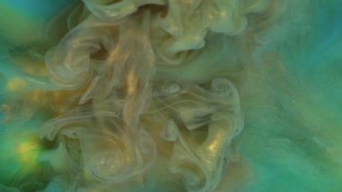 Duman sıvısı. Parlak mürekkep. Soyut sanat arkaplanına yayılan su buğulama sıvısında dönen mavi sarı renkli boya..