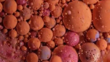 Mürekkep patlaması. Köpüklü sıvı. Renkli sıvı karıştırıcı köpük patlıyor. Dalgalı, pembe, pırıl pırıl, soyut bir arka plan..