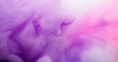 Duman girdabı. Sanat bulutu. Pembe mor beyaz renkli su akışı dokusu. Dalga arkaplanına odaklı olmayan soyut mürekkep karışımı fantezisi.