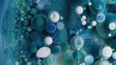 Akrilik daire. Yağ pigmenti düşüyor. Mürekkep patladı. Kabarcık jeli boyası renkli bulutlu suda çözünür. Yaratıcı sıvı karışımı soyut arka plan köpük yüzeyi.