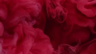 Mürekkep suyu. Renk dumanı. Odaklanmamış simli doku morumsu pembe su altı buharı sıçrama hareketi yayarak soyut sanat arkaplanı.