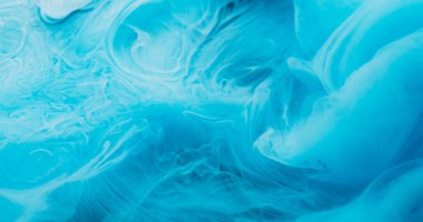 Duman sıçrıyor. Buhar akışı. Mavi pigment sisi suda çözünür. Soyut kıvrımlı mürekkep harmanlanmış renk çözünmüş gökyüzü arkaplan dokusu.