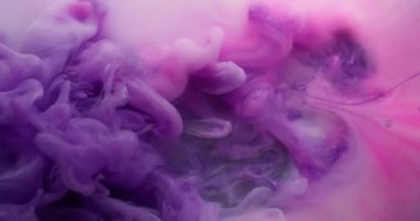 Bulut sıçraması. Köpüklü sıvı. Mor parlak boya akışı. Sanat sisi bulanık pembe beyaz renkli su fantazisi arkaplanı.