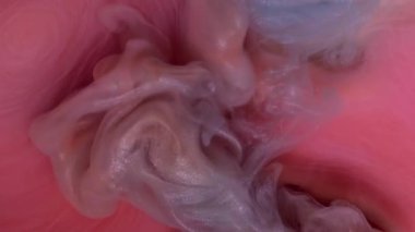 Akrilik sis. Mürekkep suyu. Odaklanmamış pembe mor renkli dumanlı sıvı dalga sıvısı soyut arkaplanda yükselen parlak dumanı harmanlıyor..