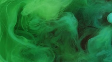 Sis akışı. Su karışımı boya. Odaklanmamış yeşil renk gradyan buhar sıçrama dalgası koyu soyut sanat arka planında hareketi gösterir.